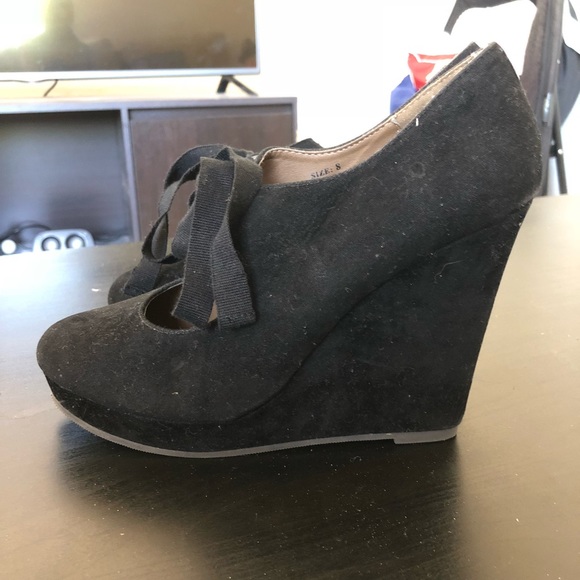 Black suede wedges w/ bow tie | Restricted - Picture 4 of 6